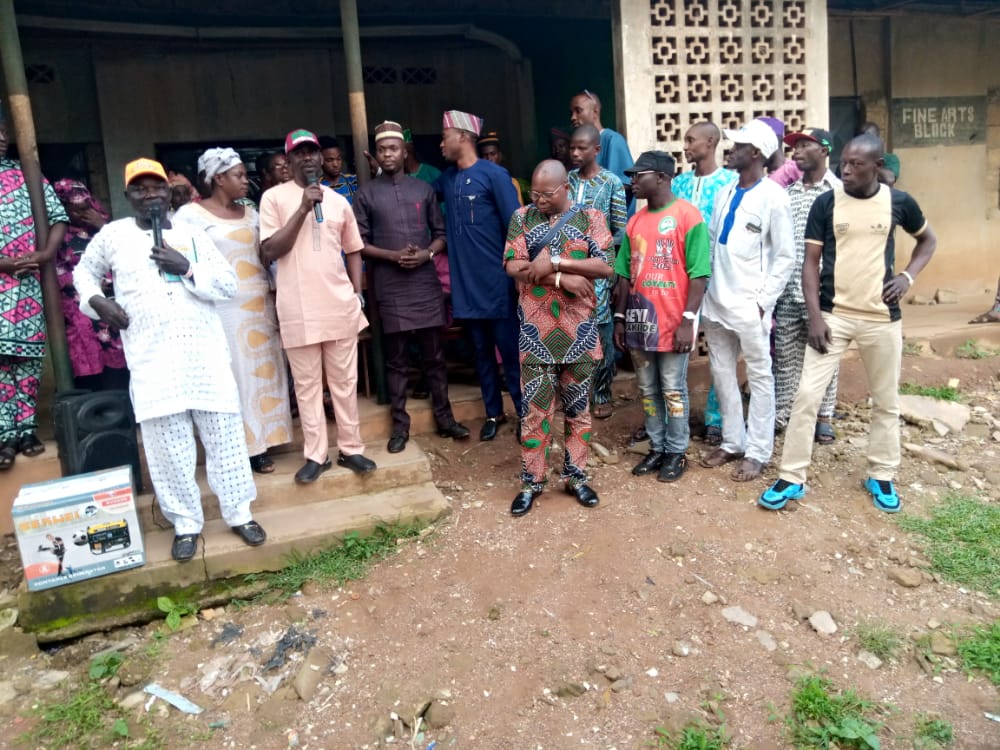 Oyo PDP PRO, Akeem Olatunji Empowers Oluyole Members With Cash, Power Generator As Party Harvest APC Members(Photos)