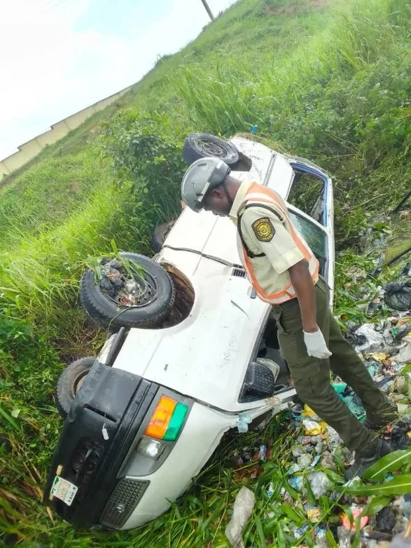 Just In:13 Injured As Commercial Bus Plunges Into Ditch On Lagos–Ibadan Expressway