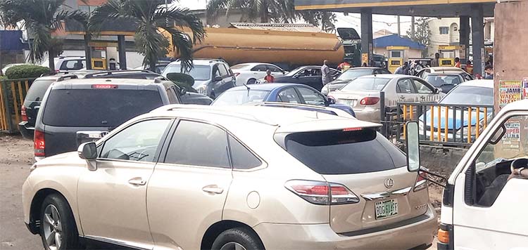 FUEL SCARCITY: Tears😭 As A Man Queueing At Petrol Station Dies In His Car In Ibadan- Eagle’s Sight News[Read Here In Full]