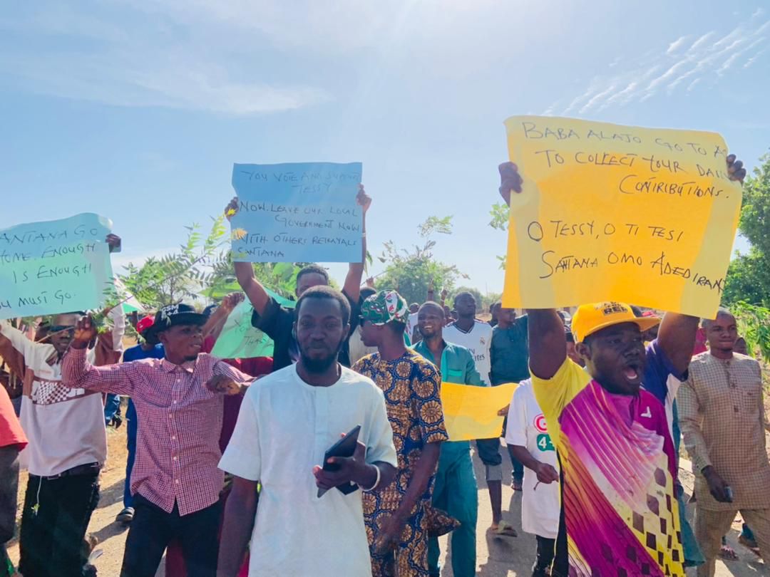 VIDEO:Protest As Angry PDP Leaders, Youth Lock Irepo LG Secretariat, Call For Santana Led Council Dissolution For Working Against Party