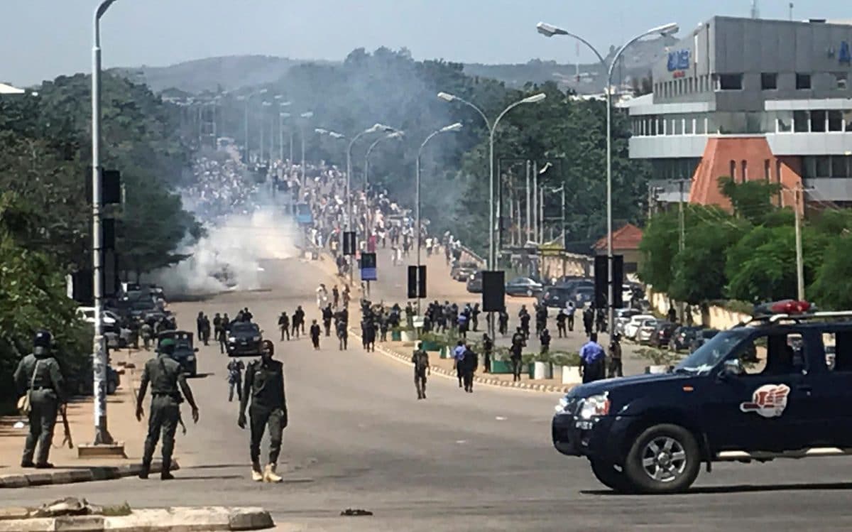 DETAILED: One Police , Several Others Feared  Killed As  Police And Suspected Yahoo Guys Clash In Ibadan (See Photo+Video)