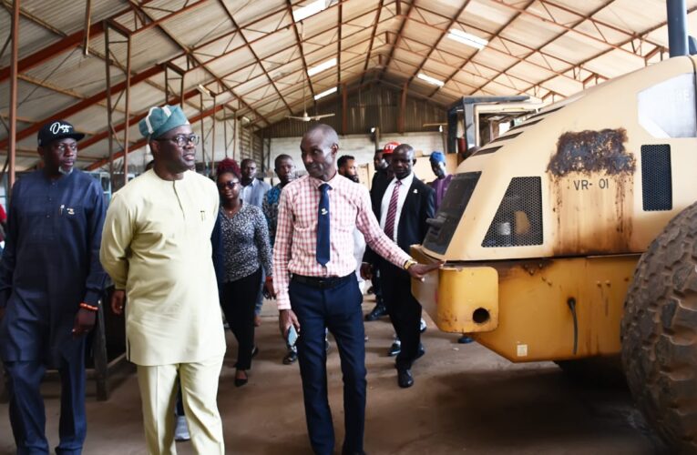 Makinde Gives OYSROMA Marching To Fix Potholes(Photos)