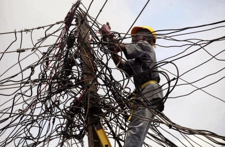 Nigerians Lament Over Epileptic Power Supply, Want Tinubu To Revoke Discos’ Licenses