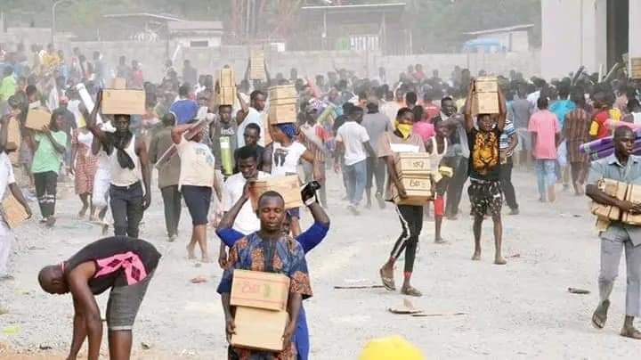 Just in:FCT residents loot NEMA warehouse over economic hardship