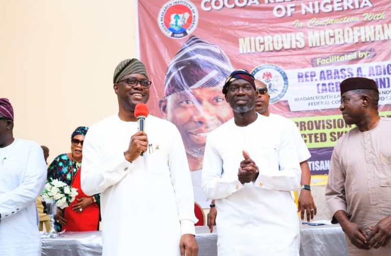 Photos:Makinde Commends Rep, Abass Adigun Agboworin As Lawmaker Empowers Over 600 Traders, Artisans