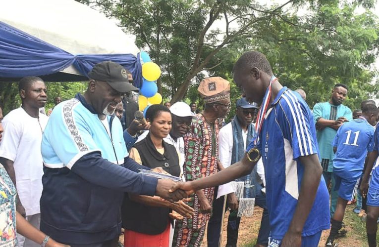 Odidiomo Honors Methodist High School Old Boys Association, Donates Cash  to Support  Alma Mater’s Development