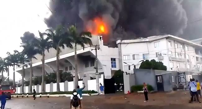 WATCH :HOW INFERNO ENGULFED CHRIS OYAKHILOME’S CHRIST EMBASSY CHURCH HEADQUARTERS: MILLIONS OF DOLLARS LOST IN…