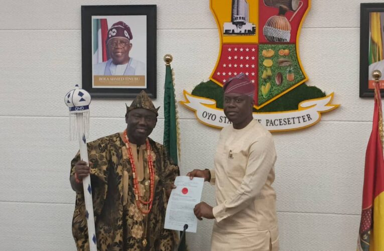 Updated: Makinde Presents Staff of Office to New Alaafin