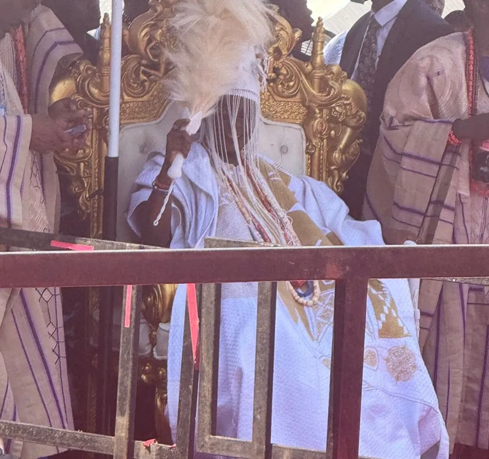 Just In:Makinde Presents Staff of Office to Oba Ladoja as 44th Olubadan