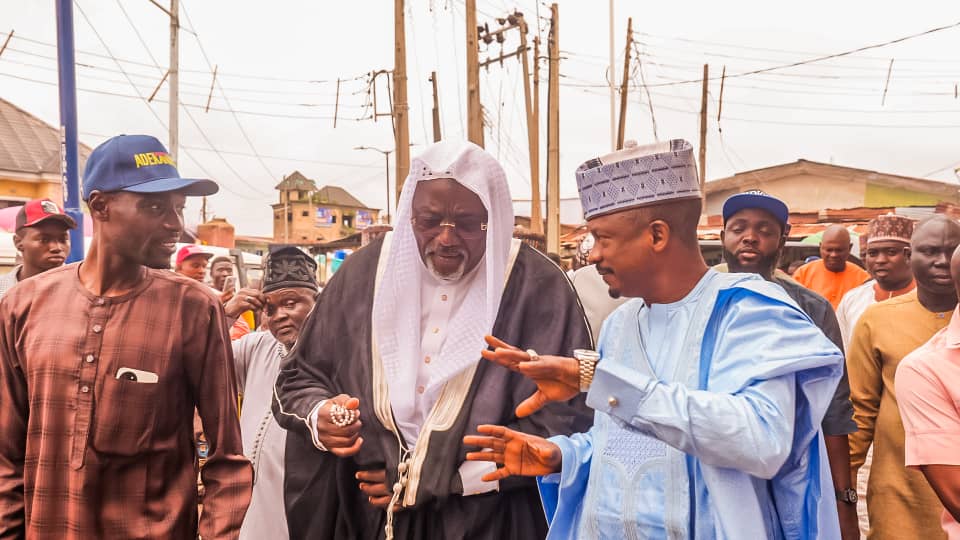 2027: Odidiomo Courts Sabo Muslim Community, Pledges Inclusive Representation, Gives ₦10 Million to Mosque