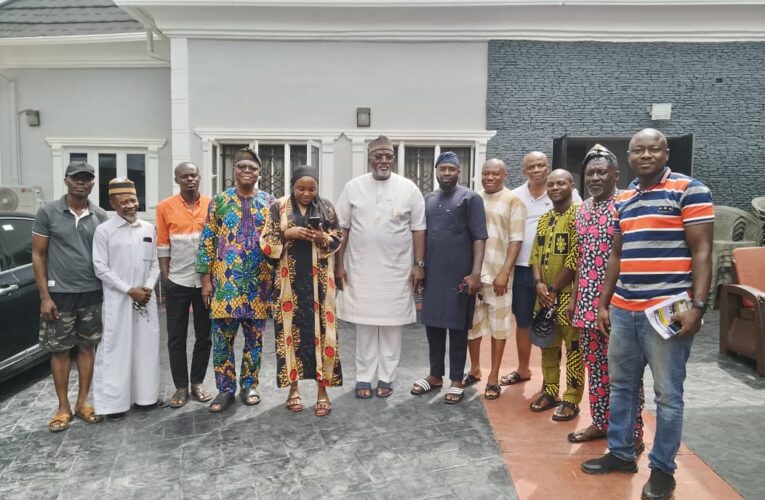 Elekunkun Idera Community Hails Odidiomo Over ₦16m Transformer, Backs Oyo South Senate Bid